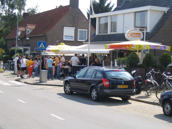 Een drukke boel bij Cafetaria Rikken.