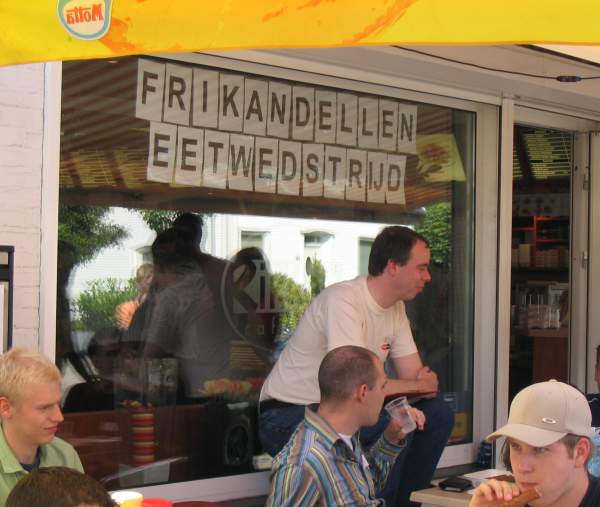 Natuurlijk had het personeel en de organisatie van Cafetaria Rikken geen moment rust.