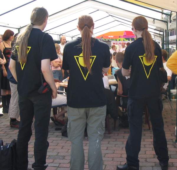 Veel frietisten droegen hun haar lang ter ondersteuning van de deelnemers.